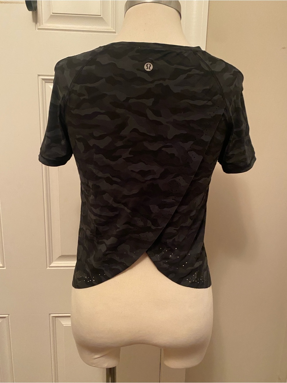 lululemon athletica Black Gray Camo Short Sleeve Tee size S